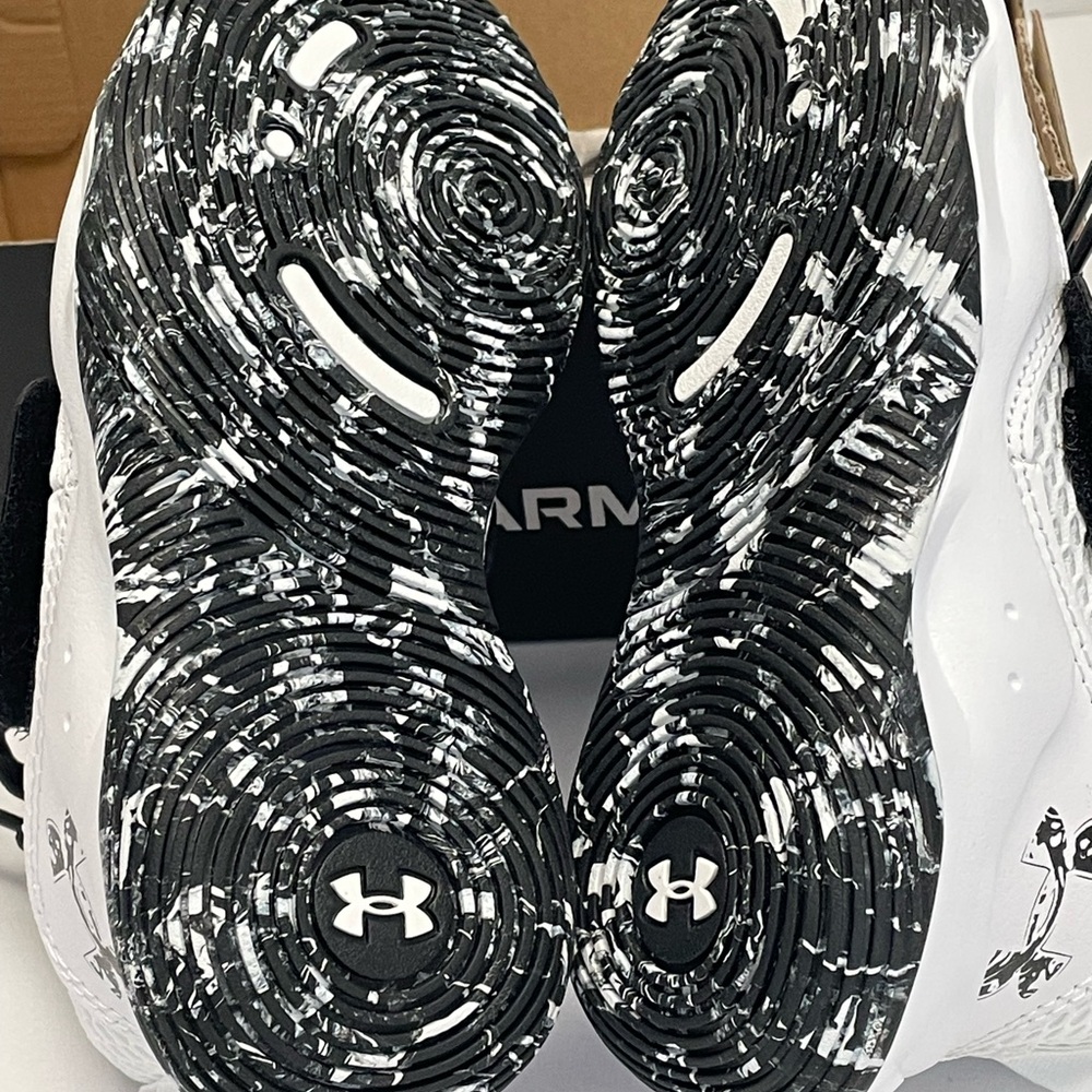 New Under Armour GS Zone
BB 2 Boys Shoe Sneakers Gym
Sports Size 7 3026637-101 - Picture 9 of 13